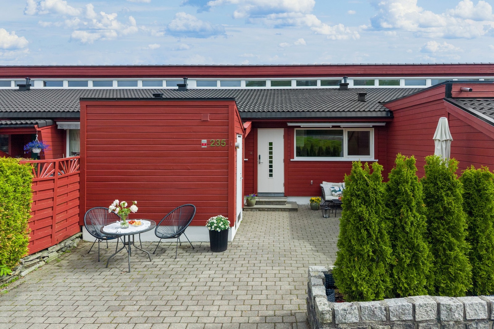 På fremsiden av huset har man også en fin uteplass. Galleribilde