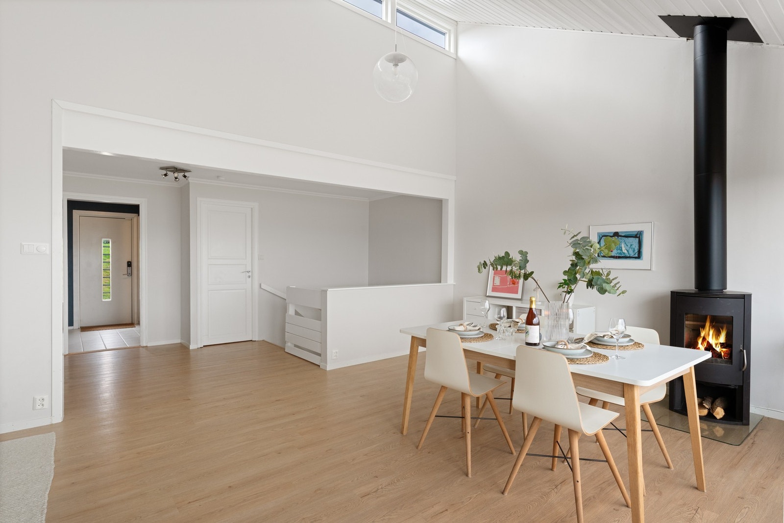 Boligen har god planløsning som gir naturlige soner for sofa- og spisegruppe. Galleribilde