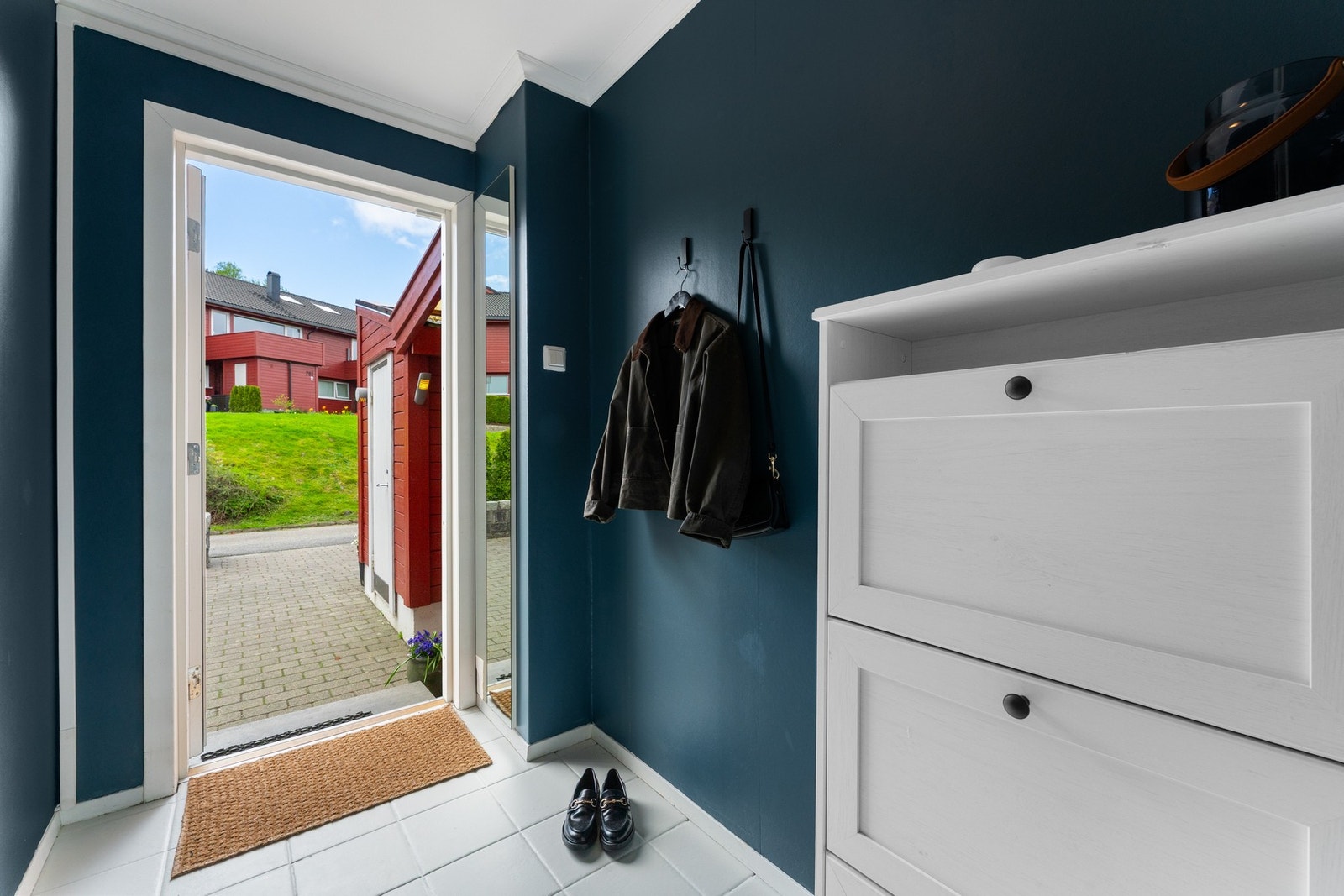 Inngangspartiet er romslig med god plass til oppheng og skohylle. Galleribilde