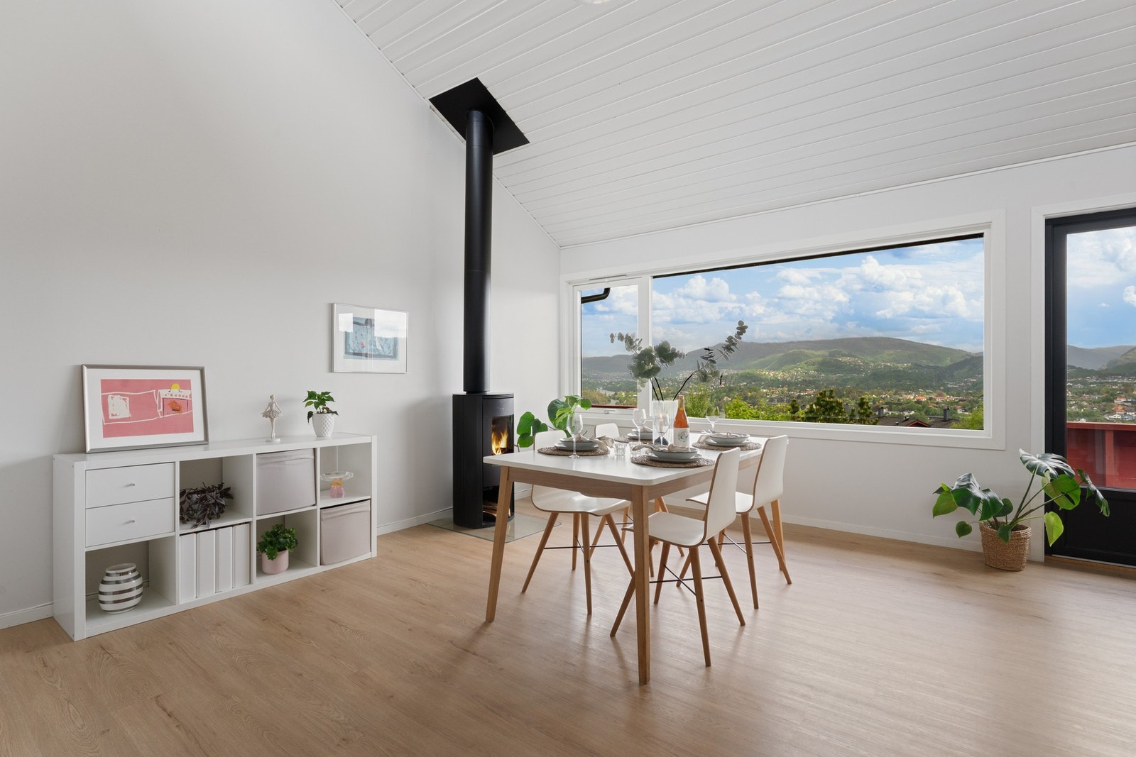 Stuen er av god størrelse og har god takhøyde. Galleribilde