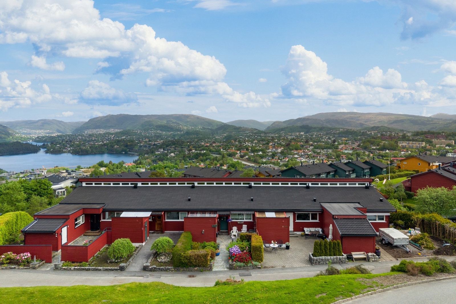 Kollektivtilbudet er svært godt med Søråshøgda snuplass busstoppet bare 3 min unna og Lagunen terminal ca 15 min unna med gange. Galleribilde