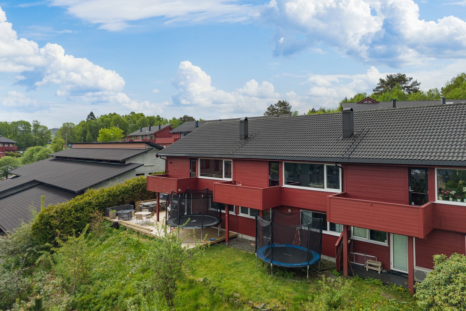 På baksiden har man også en hageflekk til evt trampoline. Galleribilde