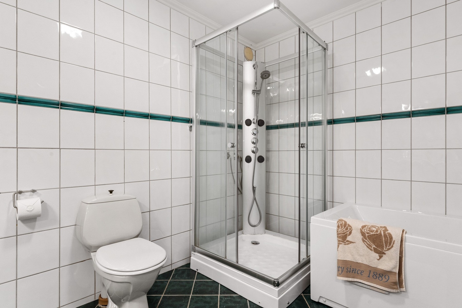 Badet er utstyrt med dusjkabinett, badekar, toalett og baderomsinnredning med
dobbel servant, samt belyst speil. Galleribilde