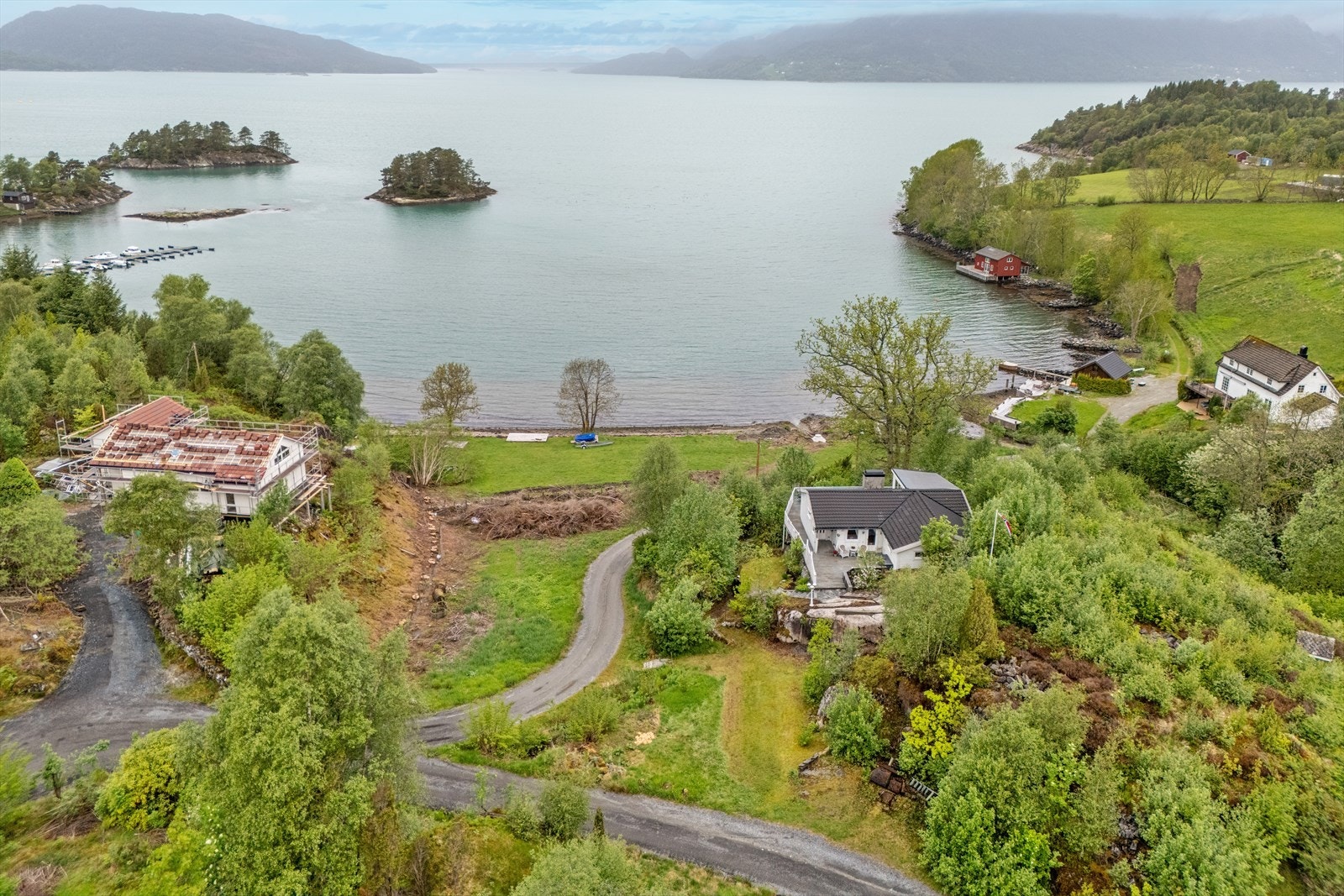 For den aktive familien er mulighetene mange. Skånevik er et ypperlig utgangspunkt for fjellturer, med den historiske Postvegen til Etne og flotte turstier i området. Galleribilde