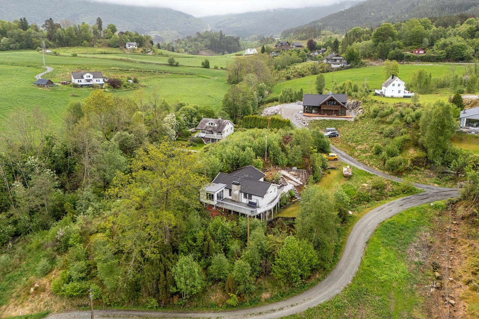 Nærområdet er preget av frodig kulturlandskap, fjell og vakker natur. Galleribilde