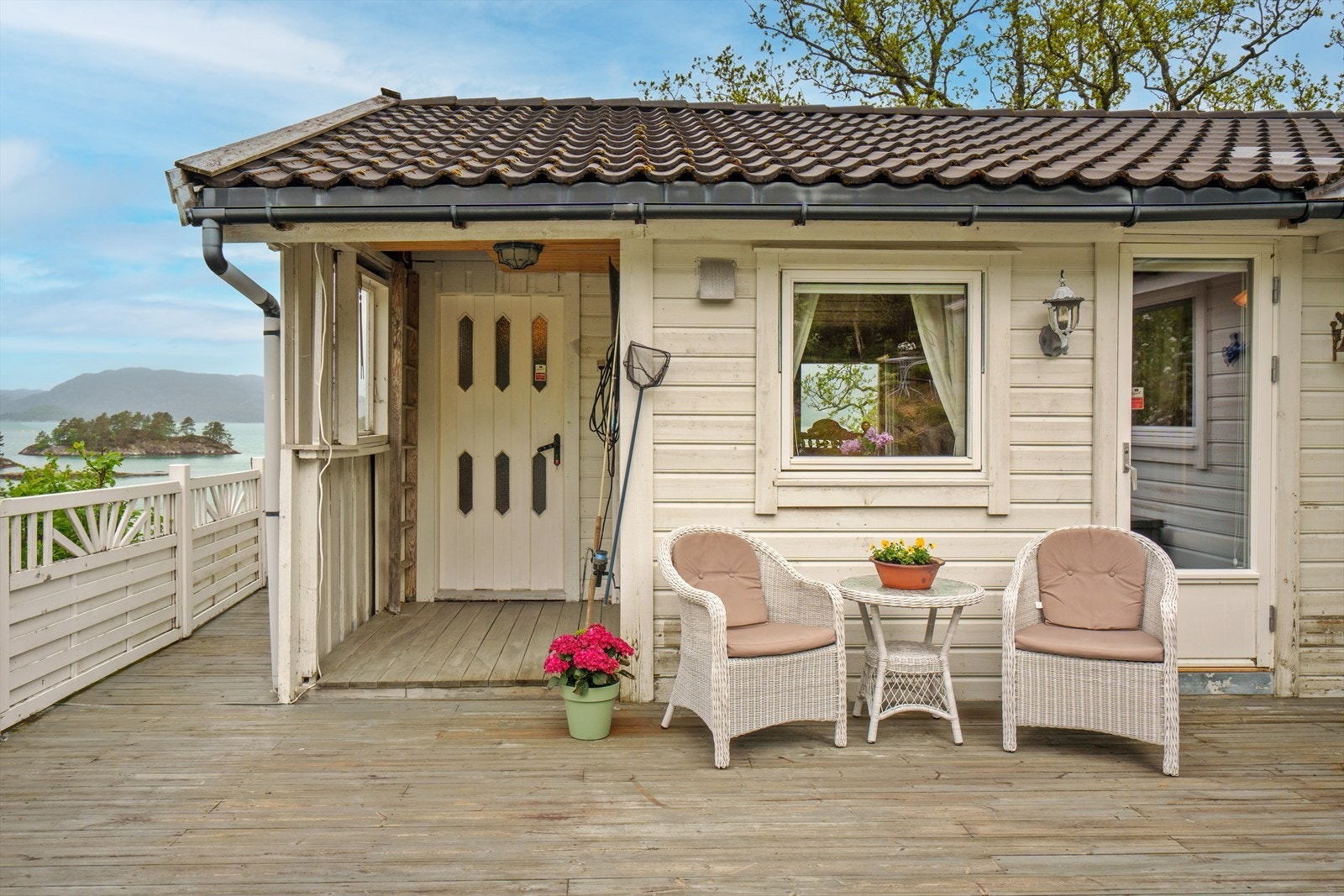 Terrasse i tilknytning til inngangspartiet. Galleribilde