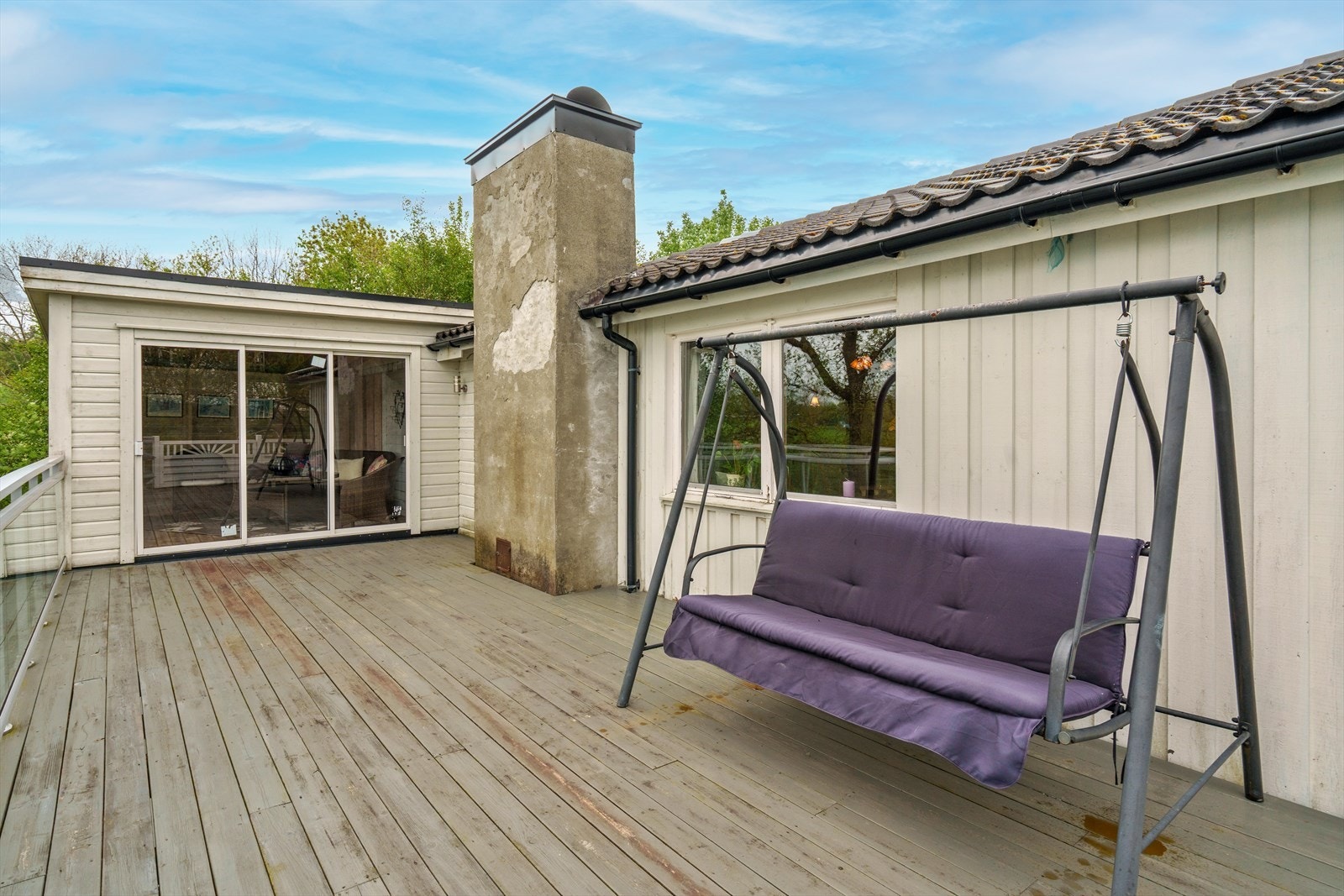 Rikelig med plass til utemøbler, grill og potteplanter. Galleribilde