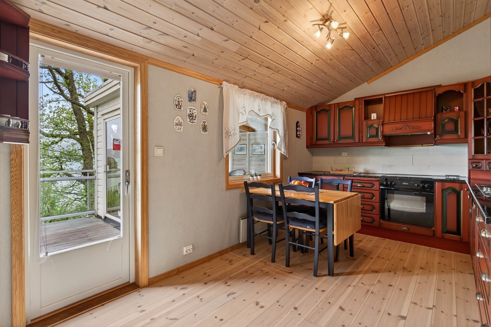 Separat kjøkken med direkte adkomst fra stuen og egen utgang til terrassen. Hyggelig spiseplass ved vinduet! Galleribilde