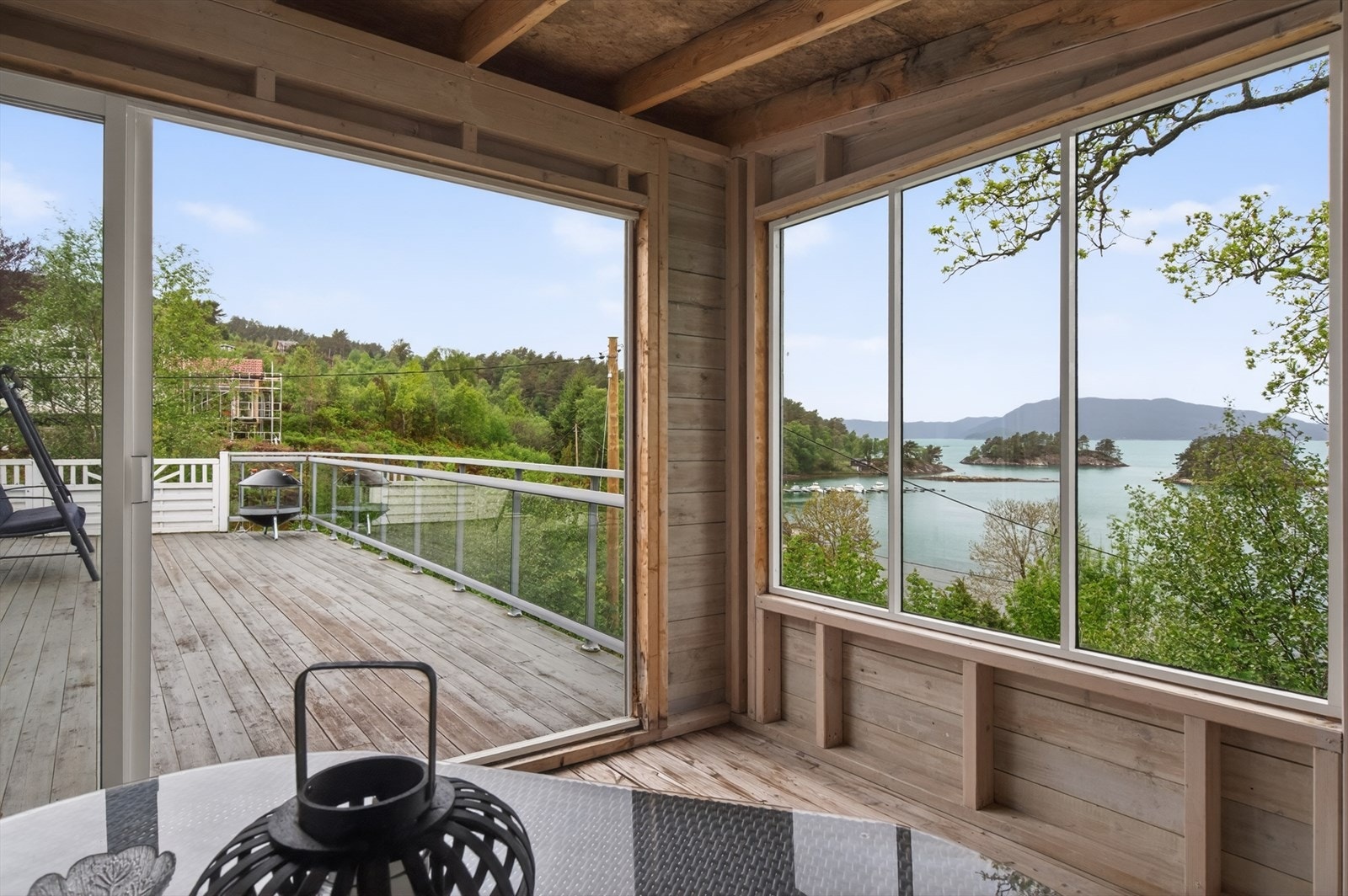 Koselig sommerstue på 13 m2. Sommerstuen har adkomst fra terrassen og gir ekstra oppholdsareal i sommersesongen. Galleribilde