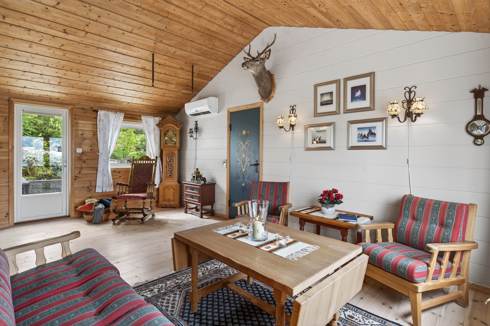 Stuen har varmepumpe og peis med innsats for hygge og varme på kjølige dager. Galleribilde