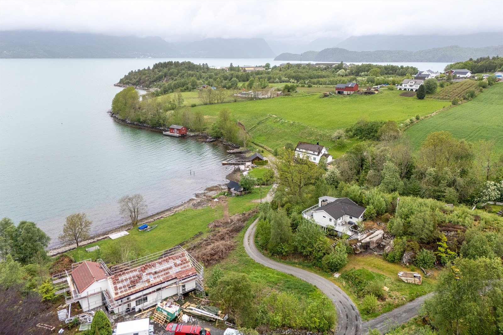 Sommerstid kan man nyte bading og avslapning på den flotte stranden like nedenfor einendommen. Badeplassen ved Peparen - En liten øy i Skånevik sentrum med broforbindelse - Er og verdt et besøk! Galleribilde