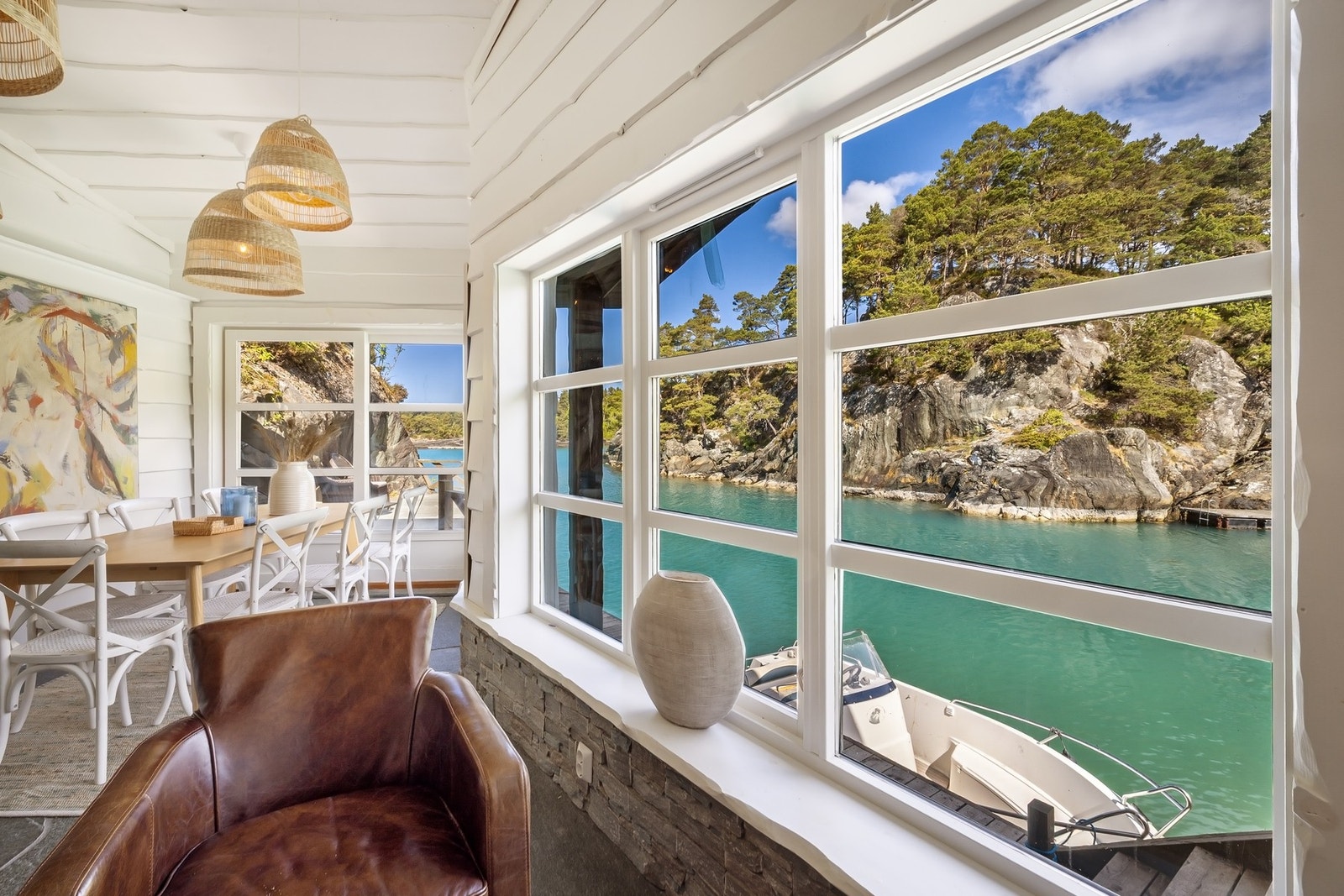 Store vindusflater slipper inn rikelig med lys og gir flott utsyn mot sjøen, svabergene og det grønne landskapet utenfor. Galleribilde