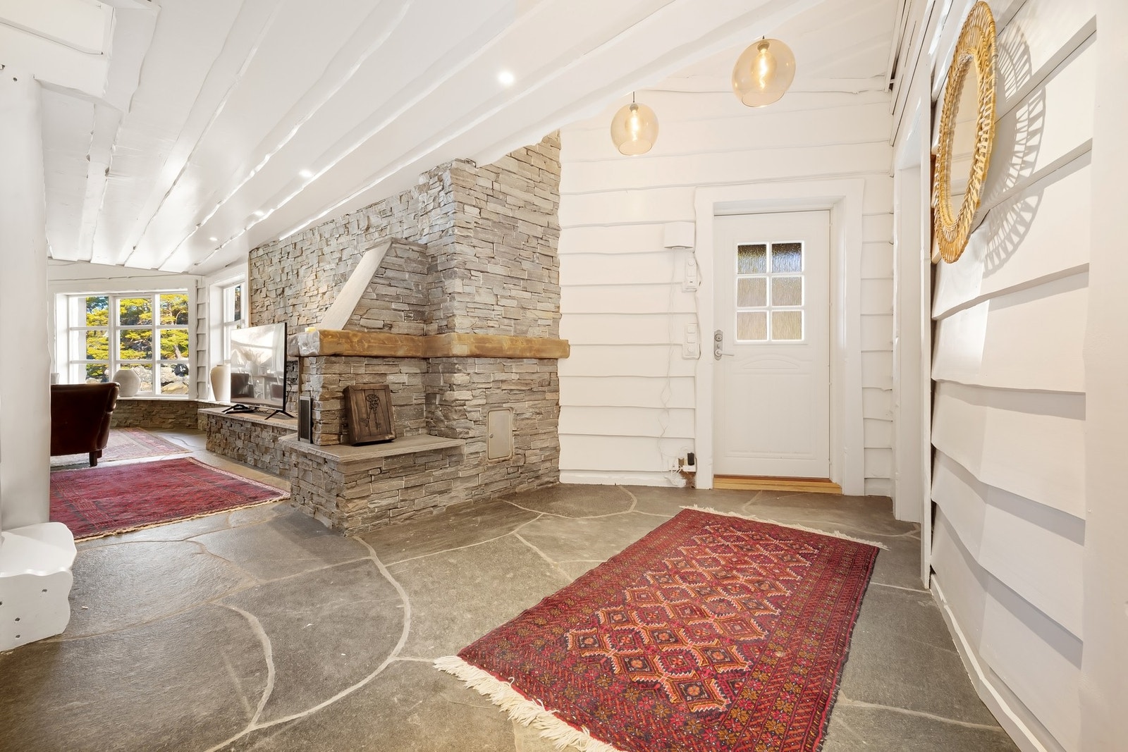 Velkommen inn! Hovedetasjen inneholder entré, stue/kjøkken med trapp, bad, vaskerom, soverom og bod. Galleribilde