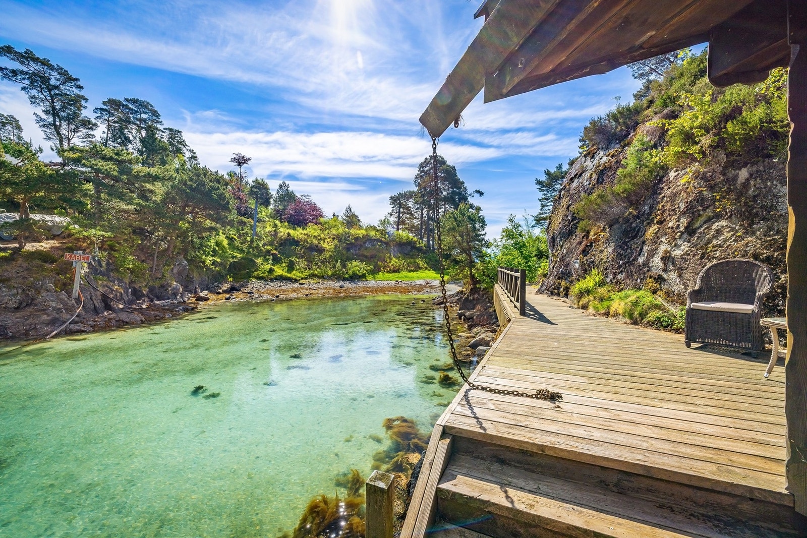 Dette er en eiendom for deg som ønsker noe utenom det vanlige; en hytte hvor sjøen ikke bare er en del av utsikten, men en naturlig forlengelse av eiendommen. Galleribilde