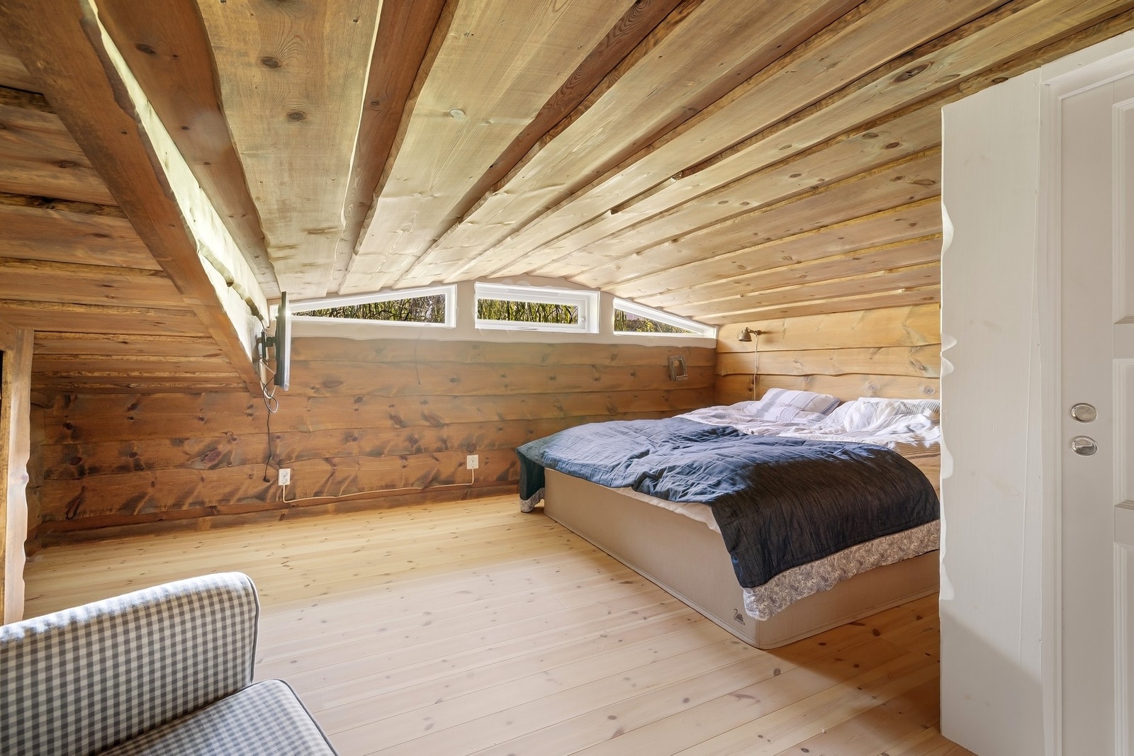 Gulvflaten på hems/loft er oppgitt til ca. 45 kvm, men arealet er ikke måleverdig etter dagens måleregler grunnet lav takhøyde. Galleribilde