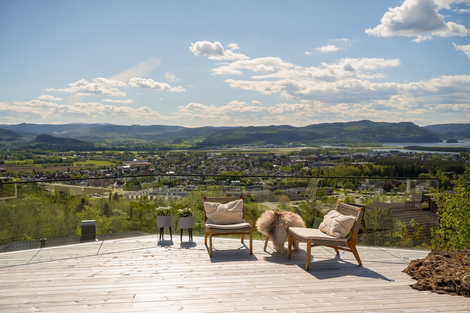 Nydelig uteplass med utsikt som strekker seg helt fra Golfbanen til Trondheimsfjorden. Galleribilde