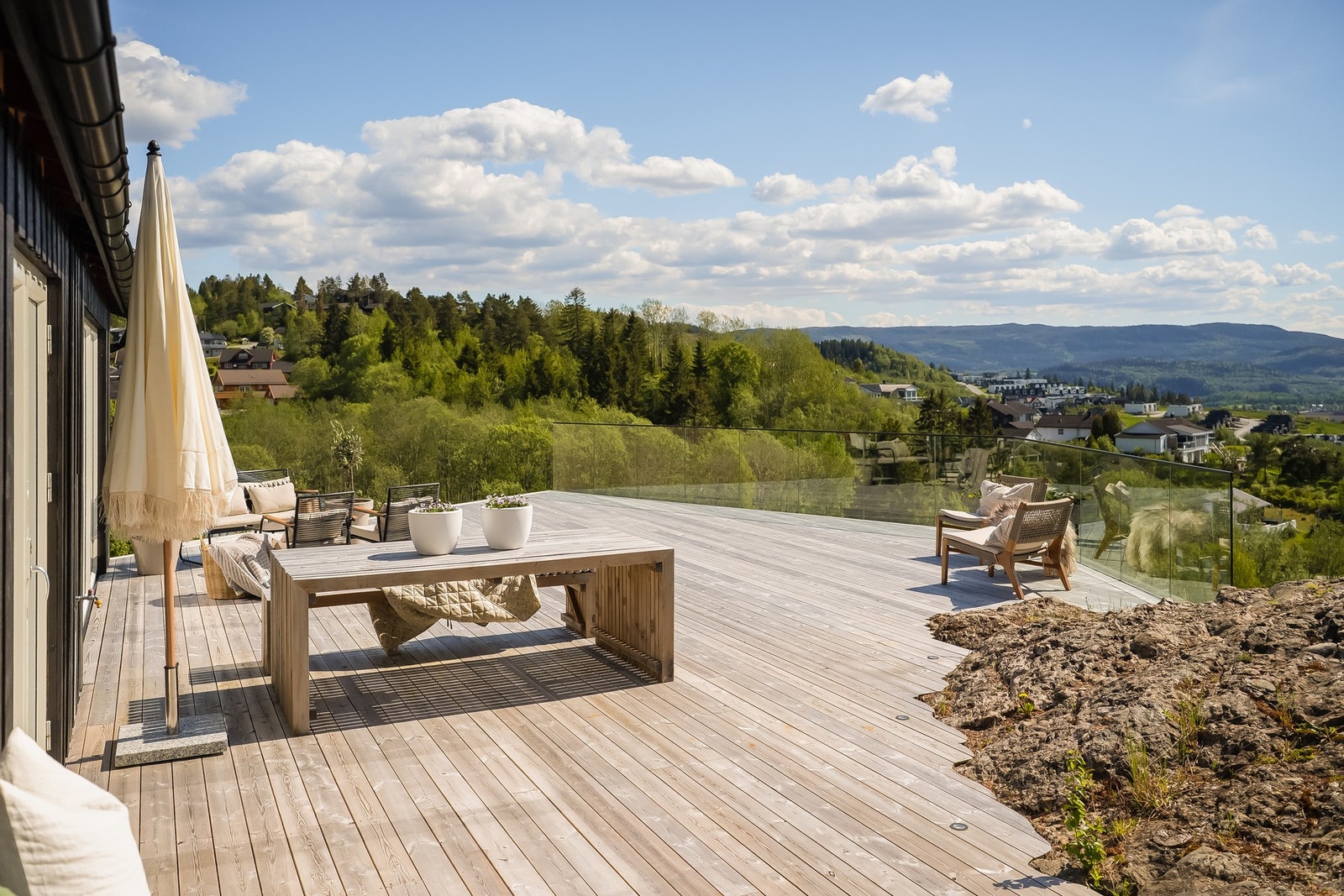 Utgang til et fantastisk uteområde og terrasse på 80 kvm med glassrekkverk. Galleribilde