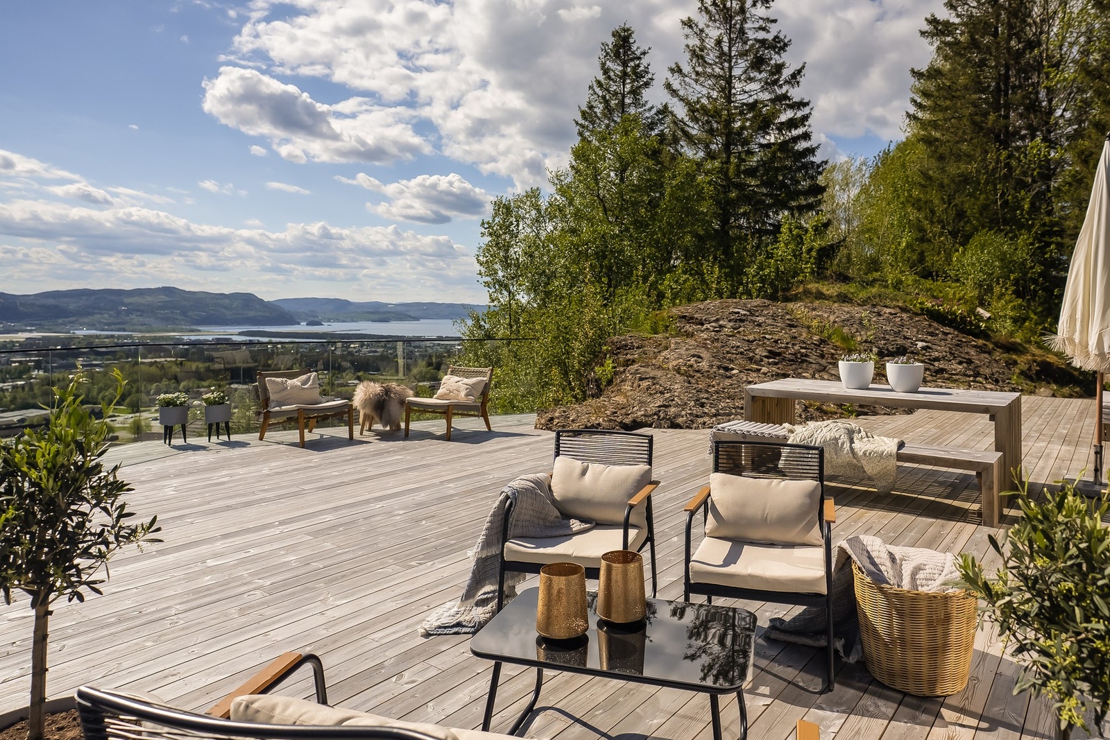 Stor terrasse rett ut fra stue på 80 kvm. Galleribilde