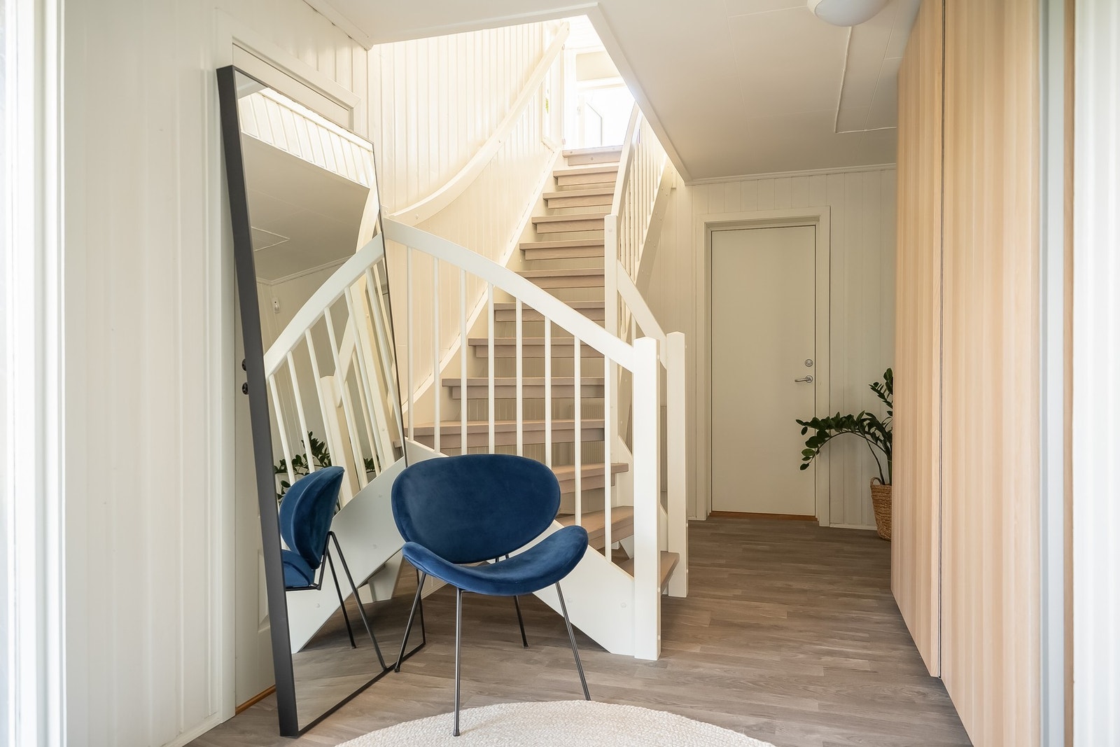 Ned til sokkeletasje er det en romslig gang/hall med Ikea Pax garderobe m/innredning fra 2025. Galleribilde