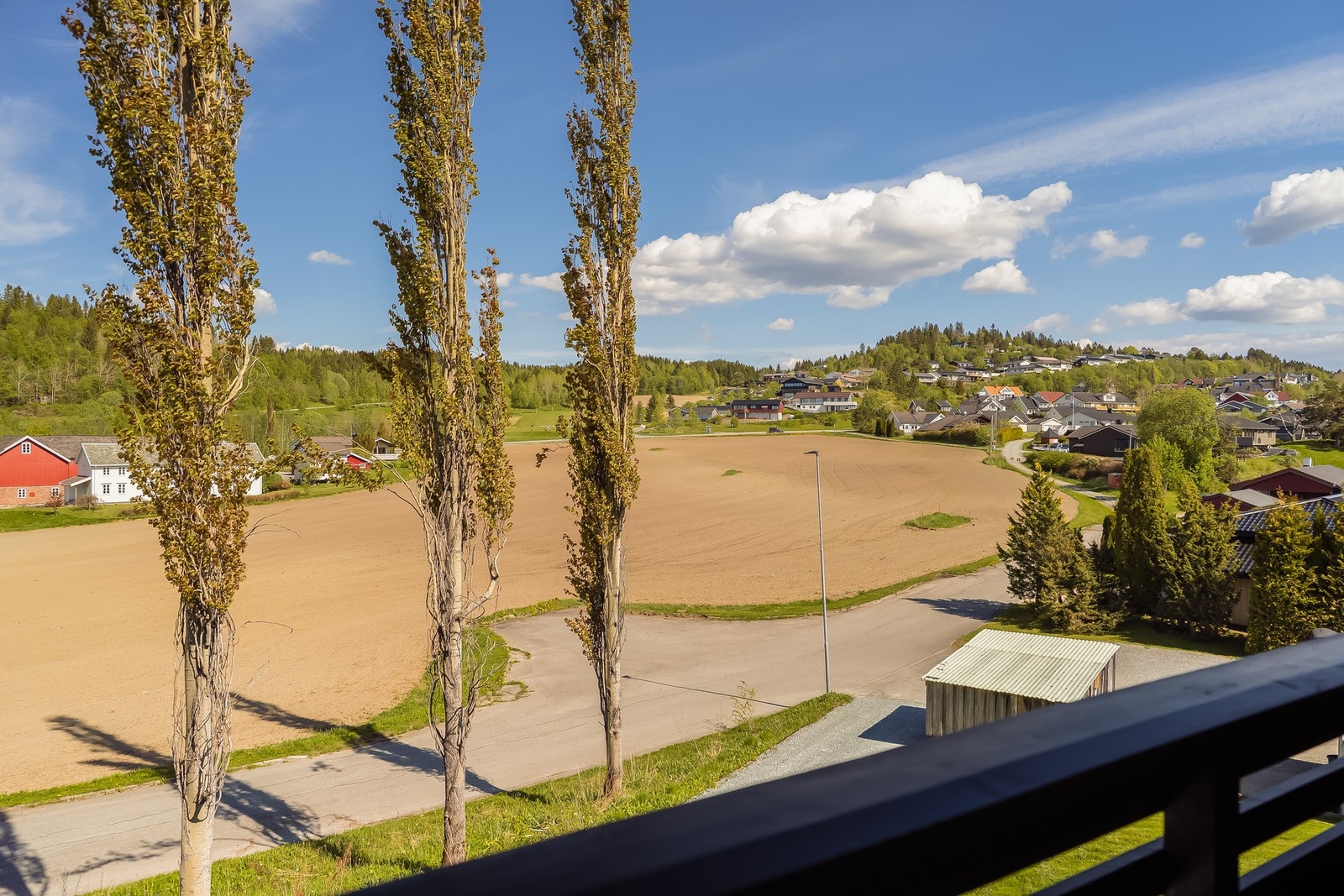 Utgang til egen balkong med utsikt mot Remarka/Golfbanen. Galleribilde