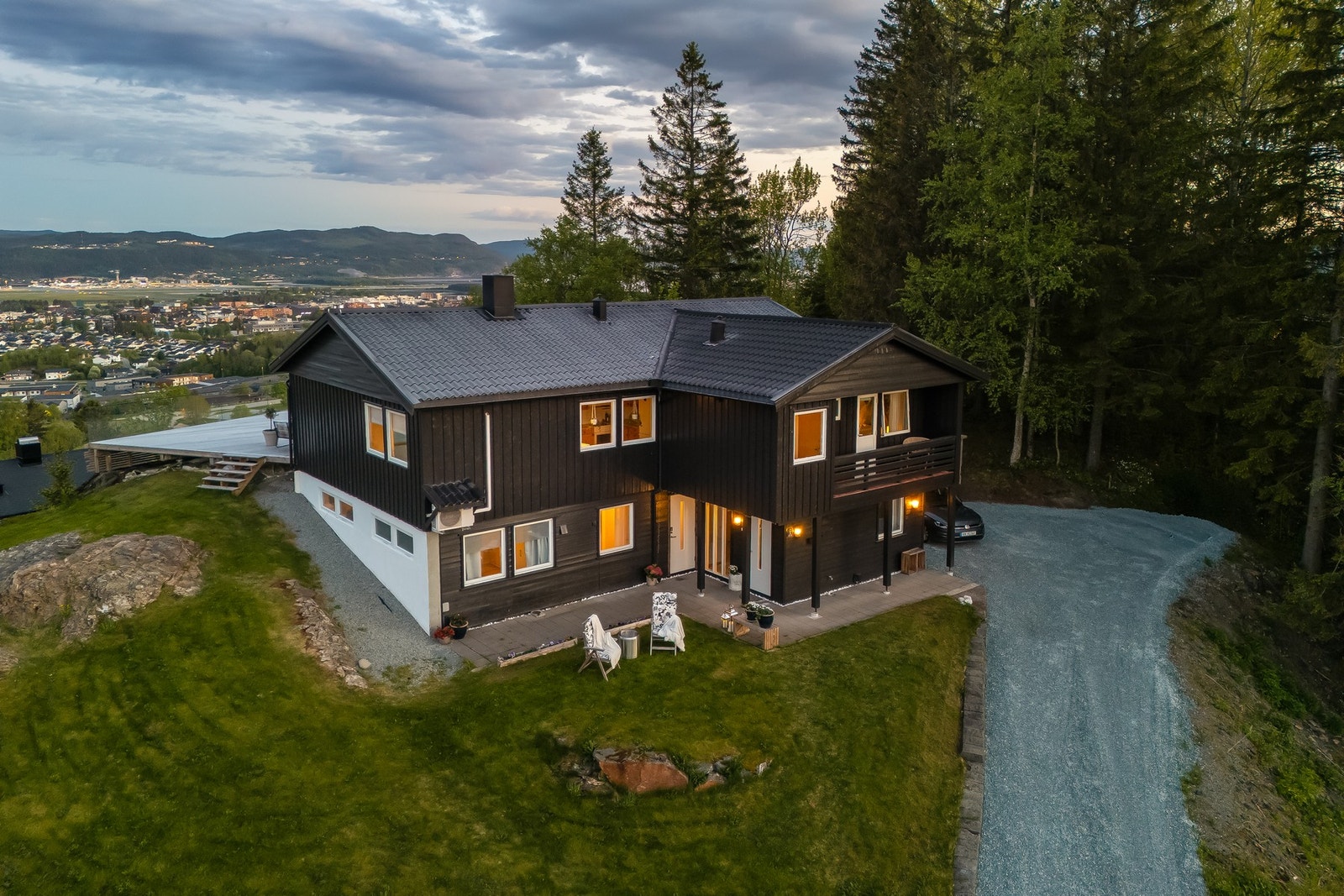 Eneboligen ligger frittliggende på en stor tomt på et høydedrag, som gir fantastisk utsikt utover Stjørdal og Trondheimsfjorden - og hele veien rundt til utsikt mot Golfbanen. Dette er en rolig blindgate uten gjennomgangstrafikk. Galleribilde