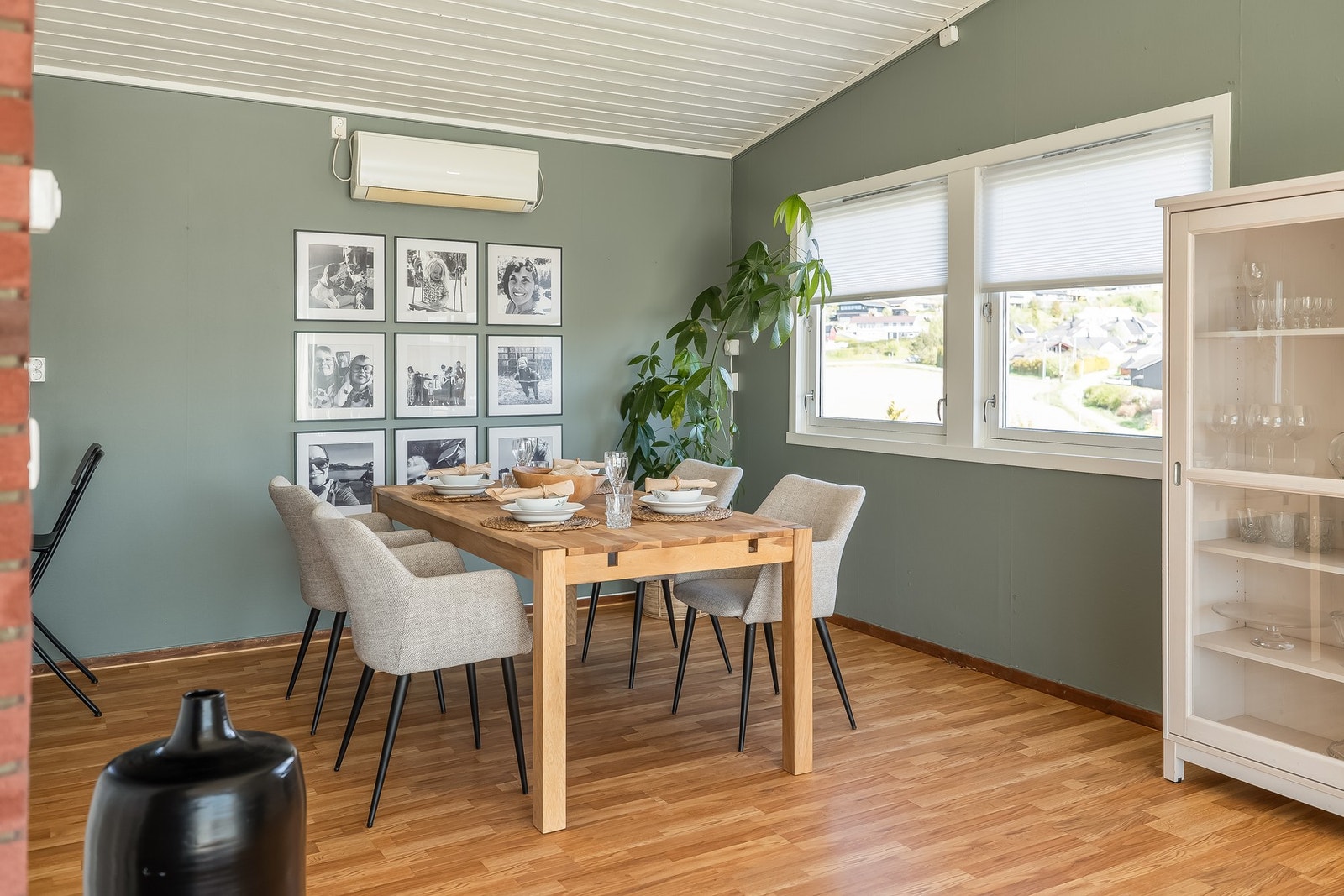 Plass for spisestue ved kjøkken. Galleribilde
