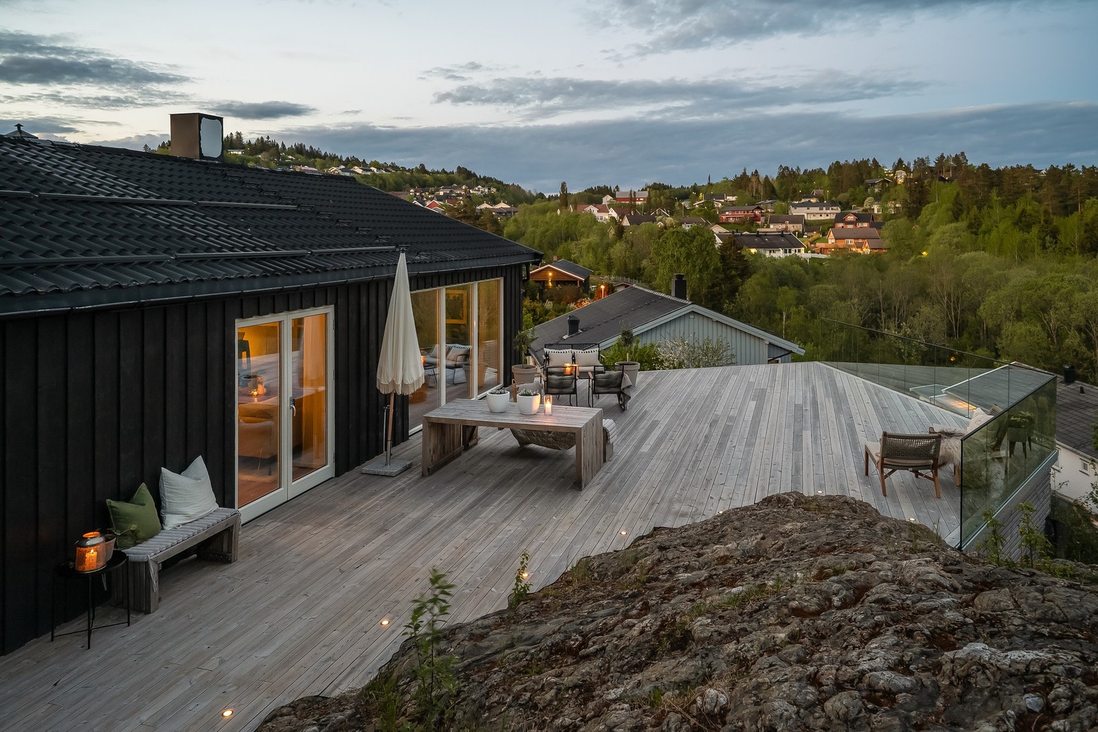En meget attraktiv beliggenhet i øverste del av Stokkhaugan ved Hjelseng. Området er kjent for å være rolig og etablert og passer godt for både familier, voksne par og eldre. Galleribilde