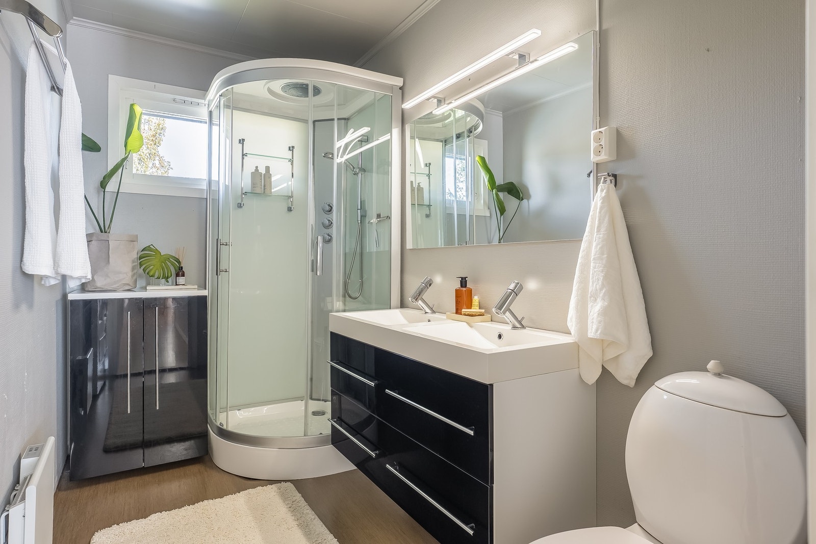 Badet er på 4,8 kvm og har dusjkabinett, wc, servantsskap og speil. Galleribilde