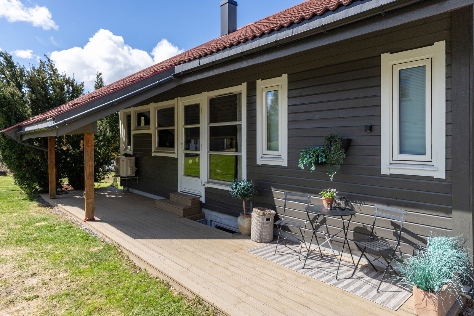 Fra stuen har man utgang til delvis overbygd platting. Her kan morgensolen nytes med en kopp kaffe Galleribilde