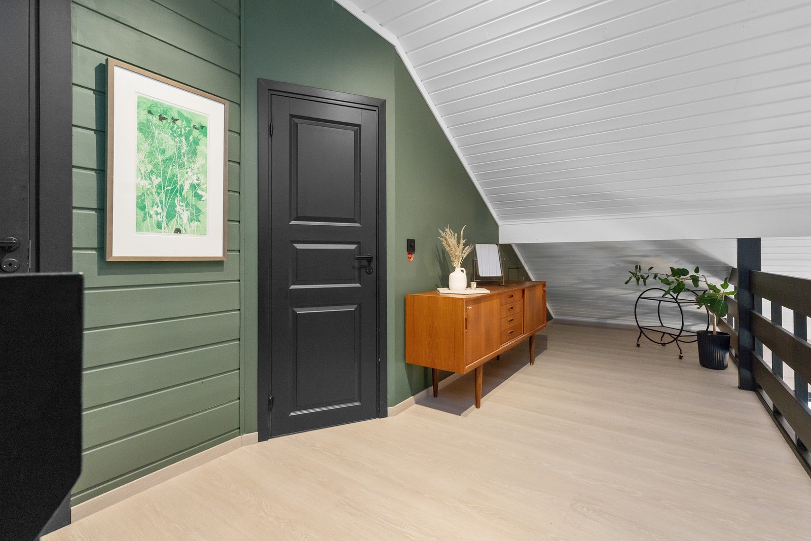 Gangen i 2.etasje har også noe plass for møblering, har skråtak og utsyn ned mot stue. Galleribilde