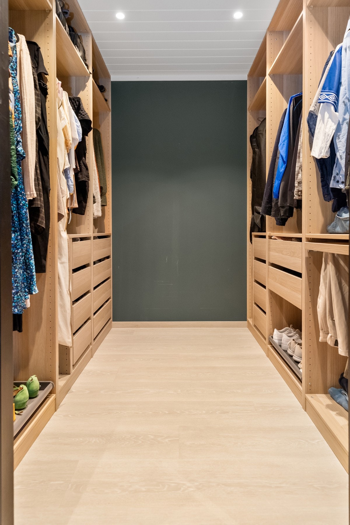 I tilknytning til soverommet finner man egen lekker og romslig walk-in garderobe. Galleribilde