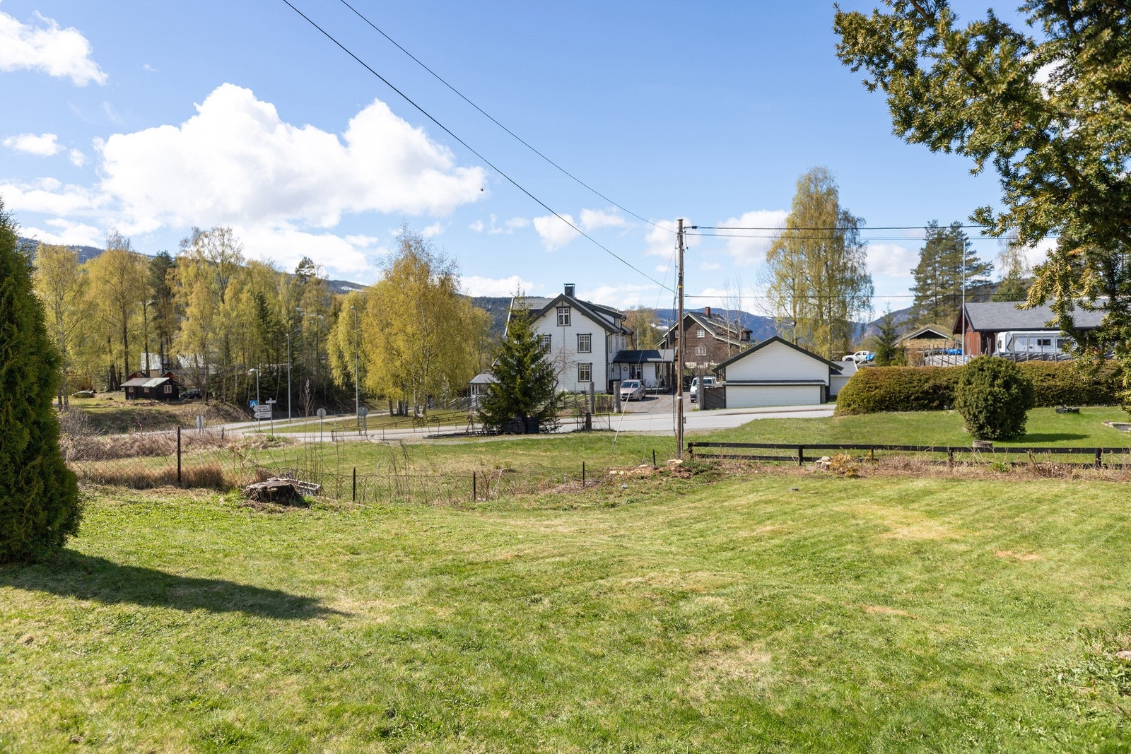 Månovegen 4 ligger meget sentralt, men likevel noe tilbaketrukket plassert på Leira Galleribilde