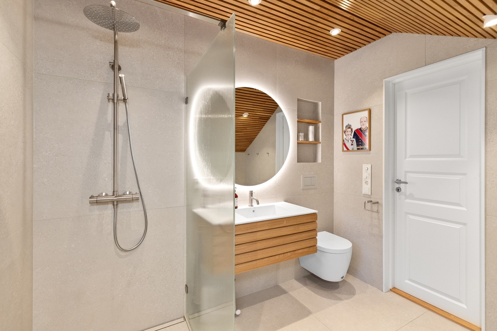 Badet ble renovert i 2025 og har helflisede overflater på gulv og vegg. Galleribilde