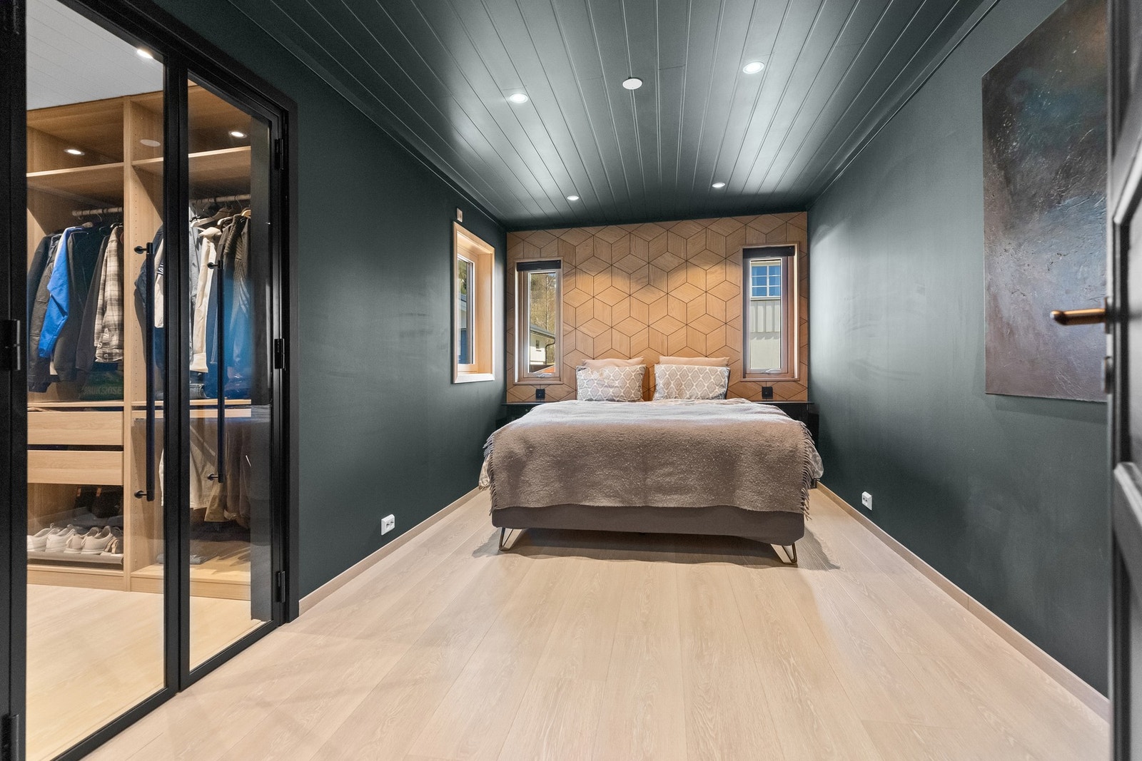 Her er det laminatgulv, malte plater på vegg og malt mdf i himling. Downlights i taket. Galleribilde