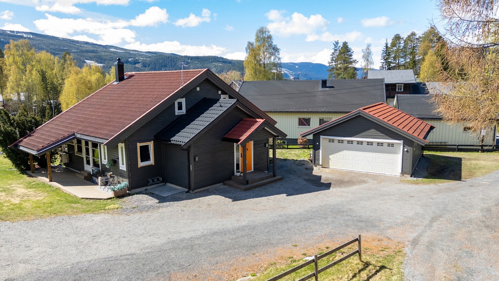 Eiendommen har også dobbel garasje fra 2010, og i 2022 ble det her installert elbillader. Galleribilde