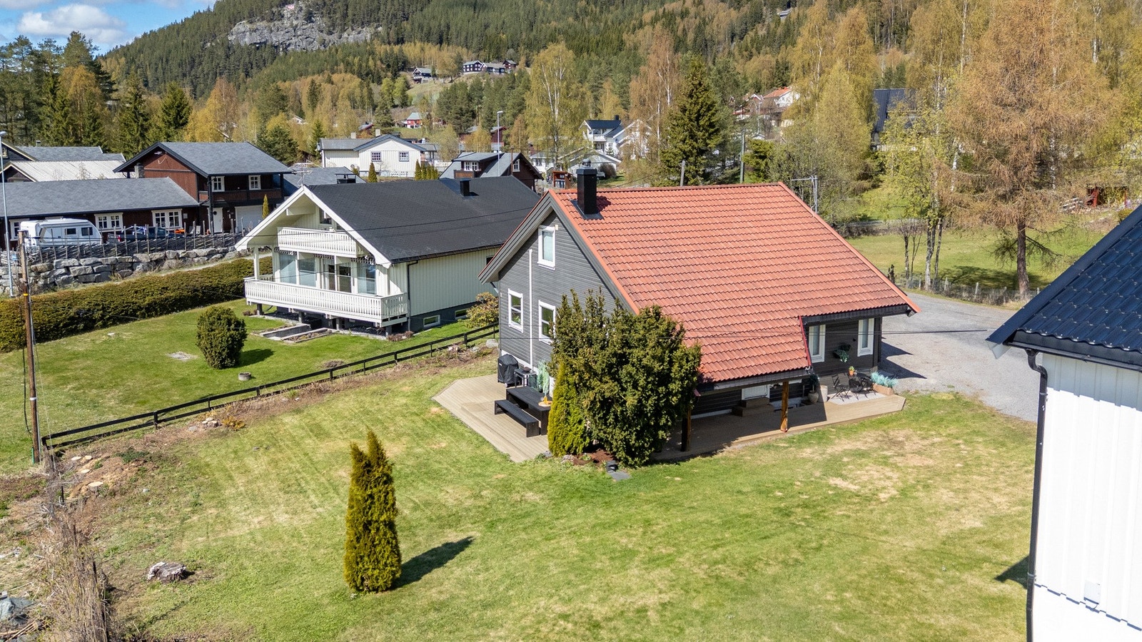 Månovegen 4 er en flott og betydelig påkostet eiendom beliggende i hyggelig og populært nabolag sentralt på Leira. Galleribilde