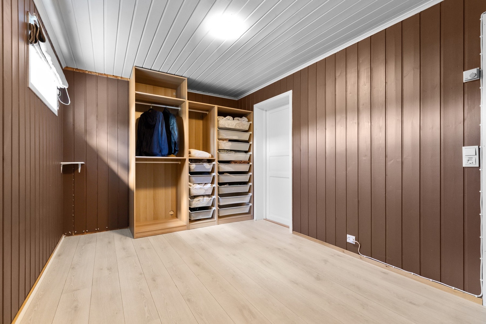 Også dette rommet har laminatgulv med varmekabler, og her er det malt panel på vegg. Galleribilde