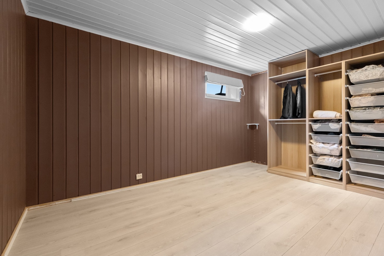 Selger har benyttet et av rommene nede som vinter- og sengetøysgarderobe. Galleribilde