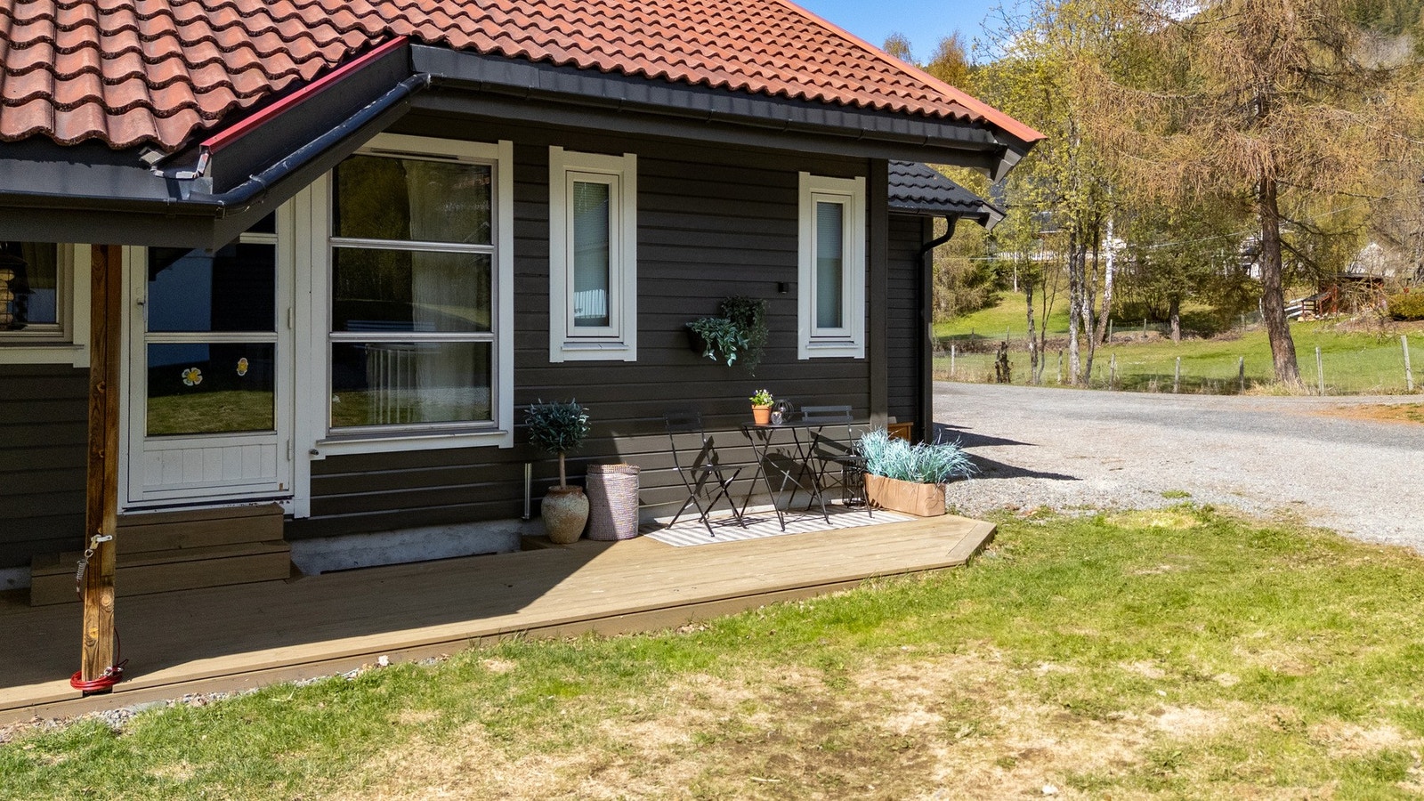 Gode solforhold og pent opparbeidet tomt gjør at livet kan nytes både innendørs og utendørs. Galleribilde