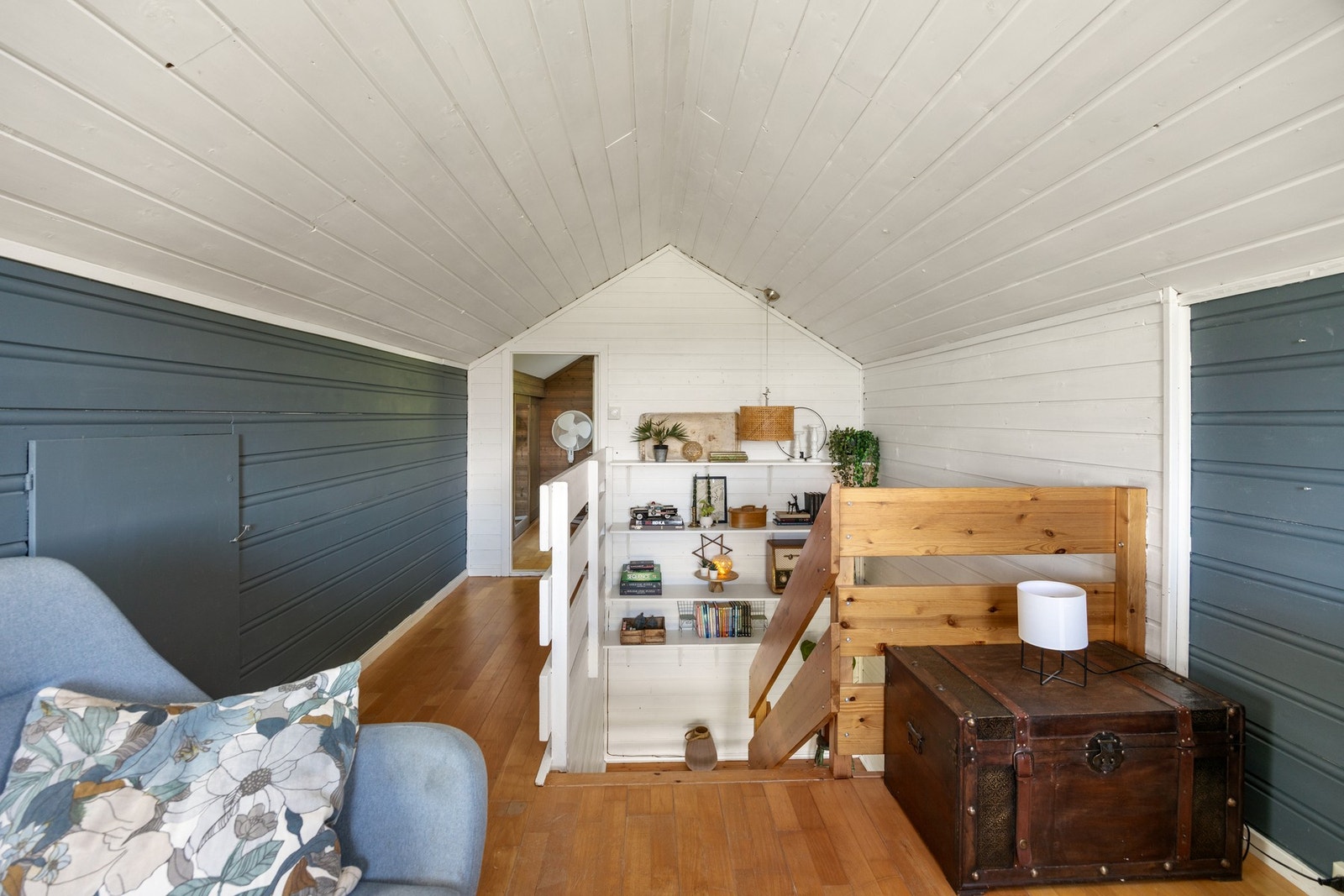Loft omgjort til loftstue. Det foreligger ingen søknad om bruksendring og kjøper overtar risiko for dette. Galleribilde