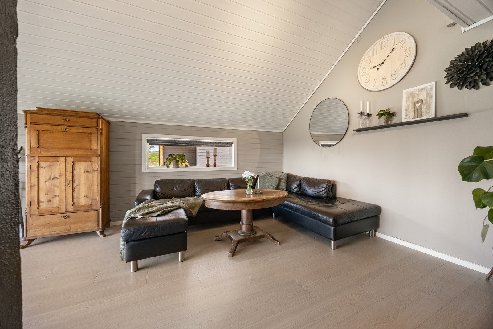 Innerste del av stuen er innredet med sofa og mediemøbel Galleribilde
