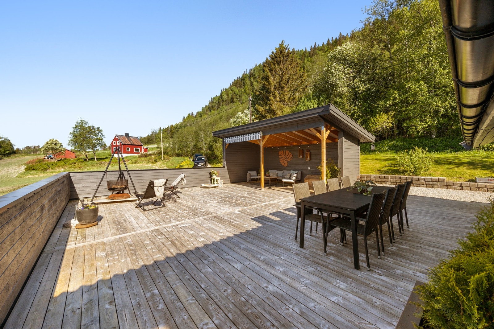 Takterrassen måler ca 75 kvm og har en takoverbygd del på ca 14 kvm. Romslig areal med stor bruksverdi i sommerhalvåret! Galleribilde