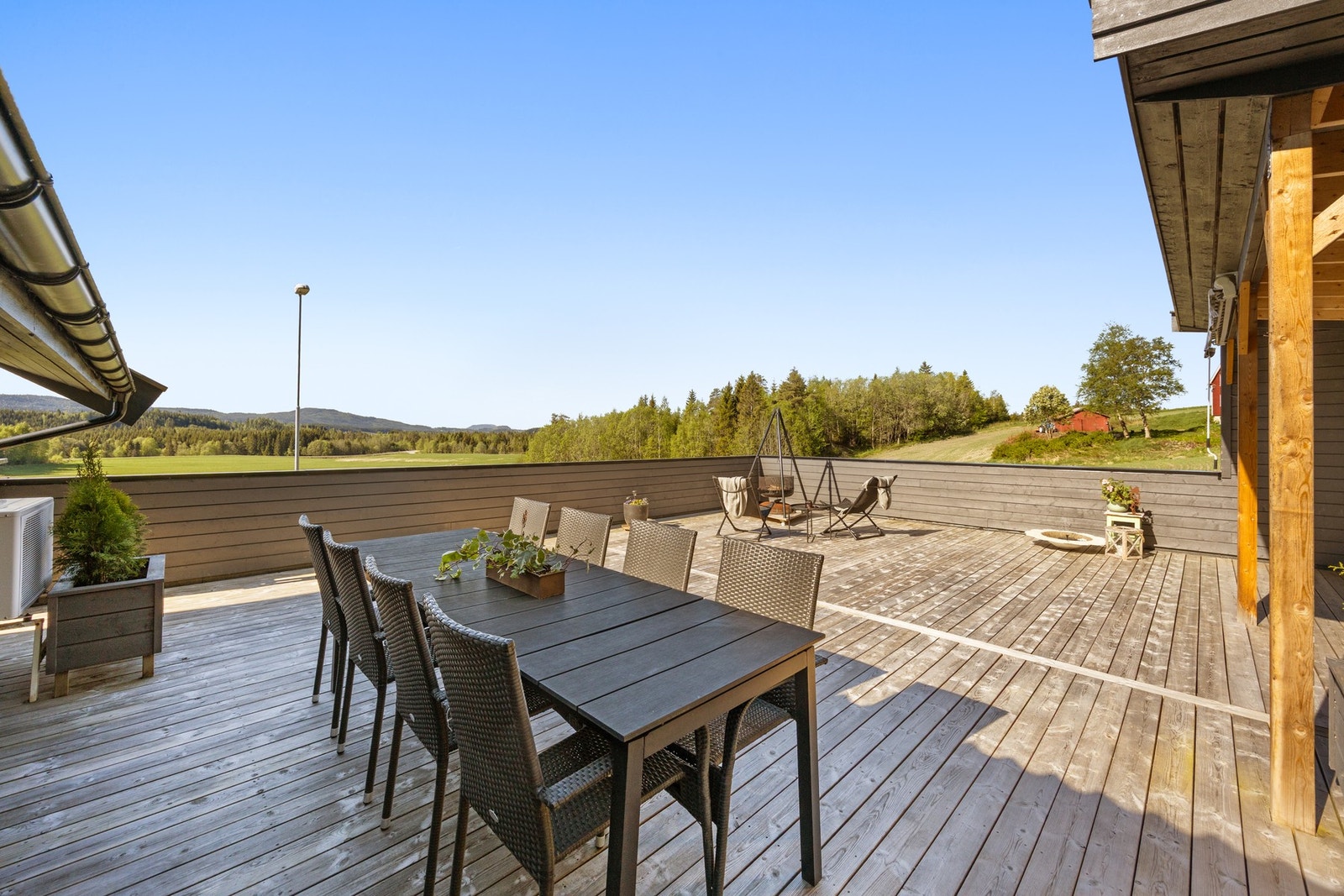 Pent opparbeidet uteareal hvor man kan nyte varme sommerdager! Galleribilde