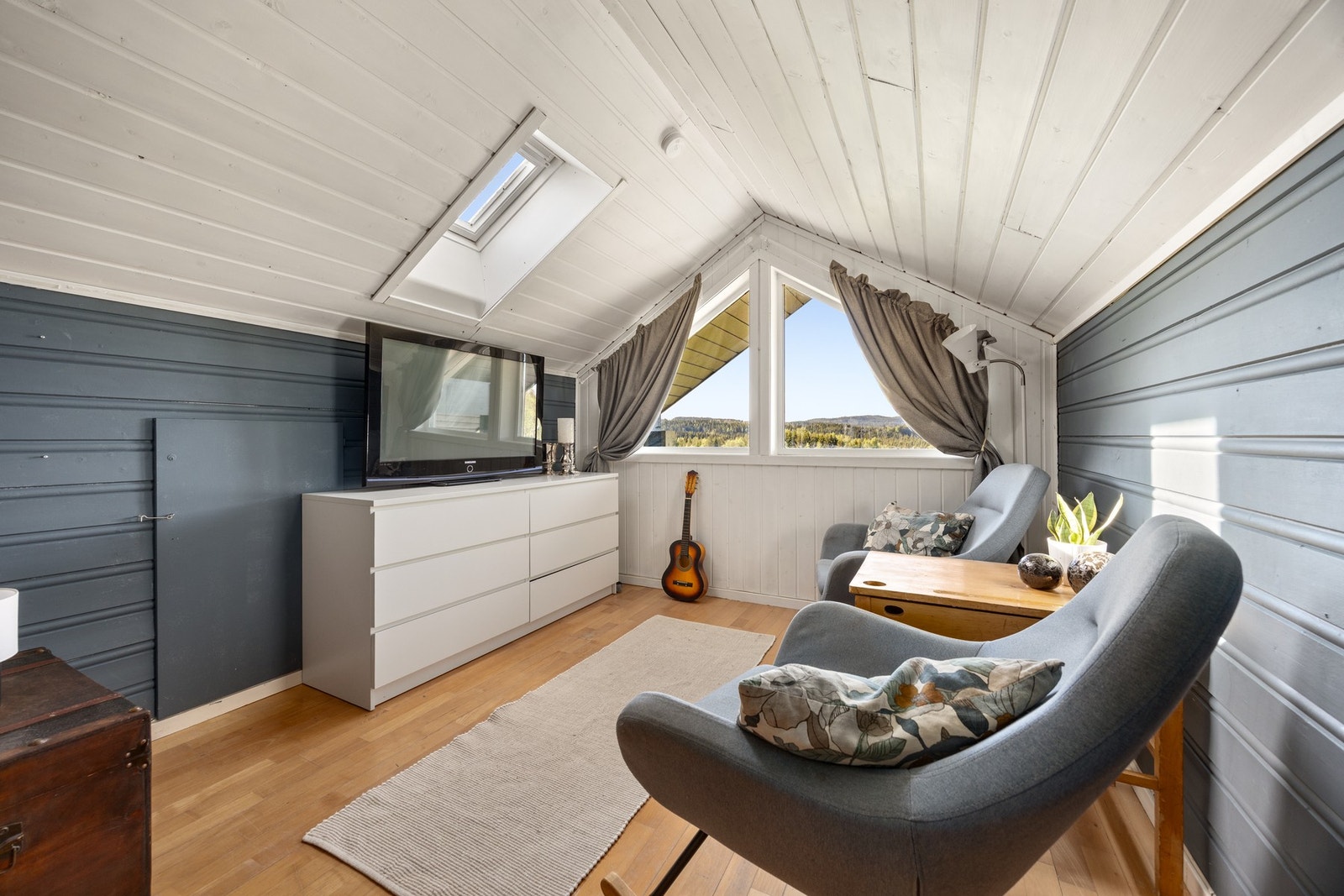 Loft omgjort til loftstue. Det foreligger ingen søknad om bruksendring og kjøper overtar risiko for dette. Galleribilde