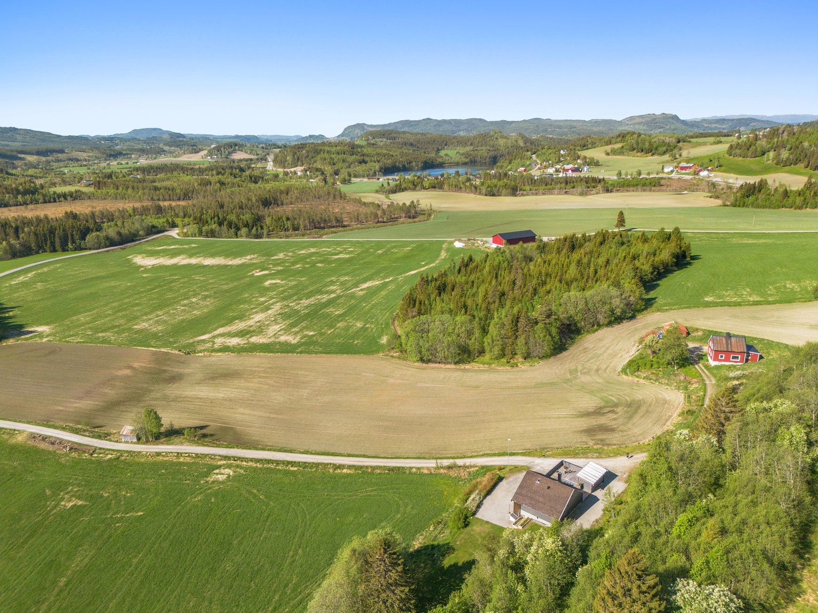 Landlig beliggenhet på Binde i Stod. Nærhet til Stod sentrum, barnehage, barneskole og idrettsanlegg. Galleribilde