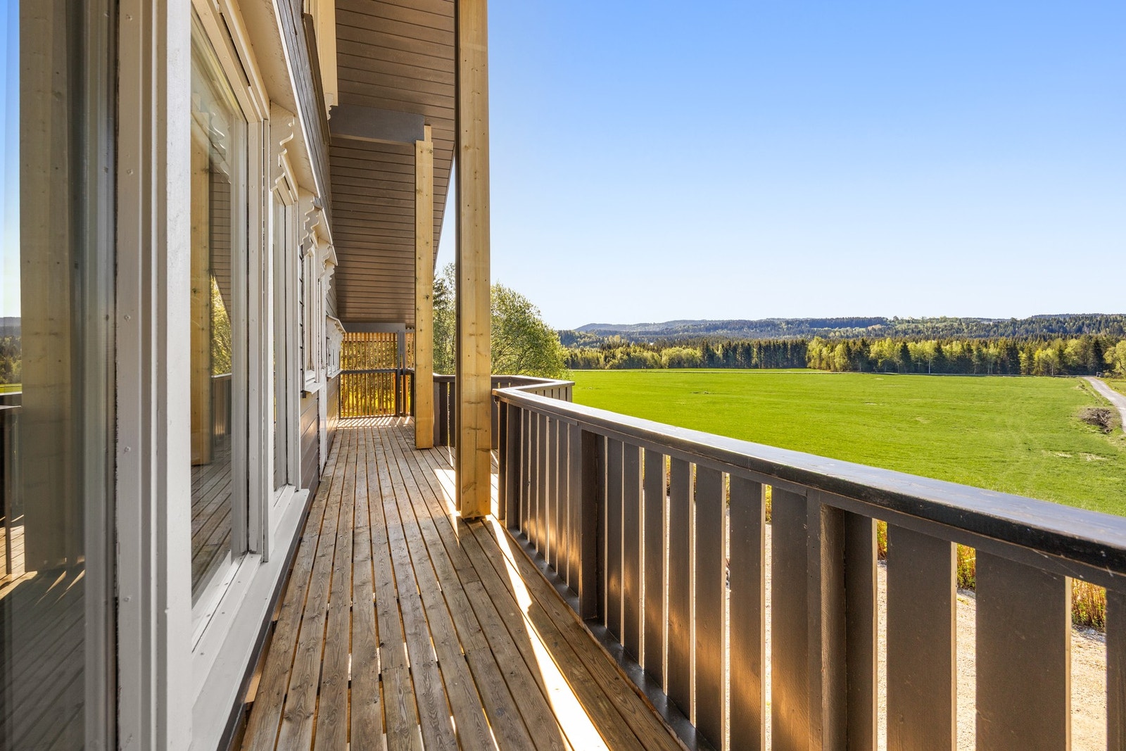 Terrassen går langs hele framveggen av huset og det er videre adkomst til takterrasse Galleribilde
