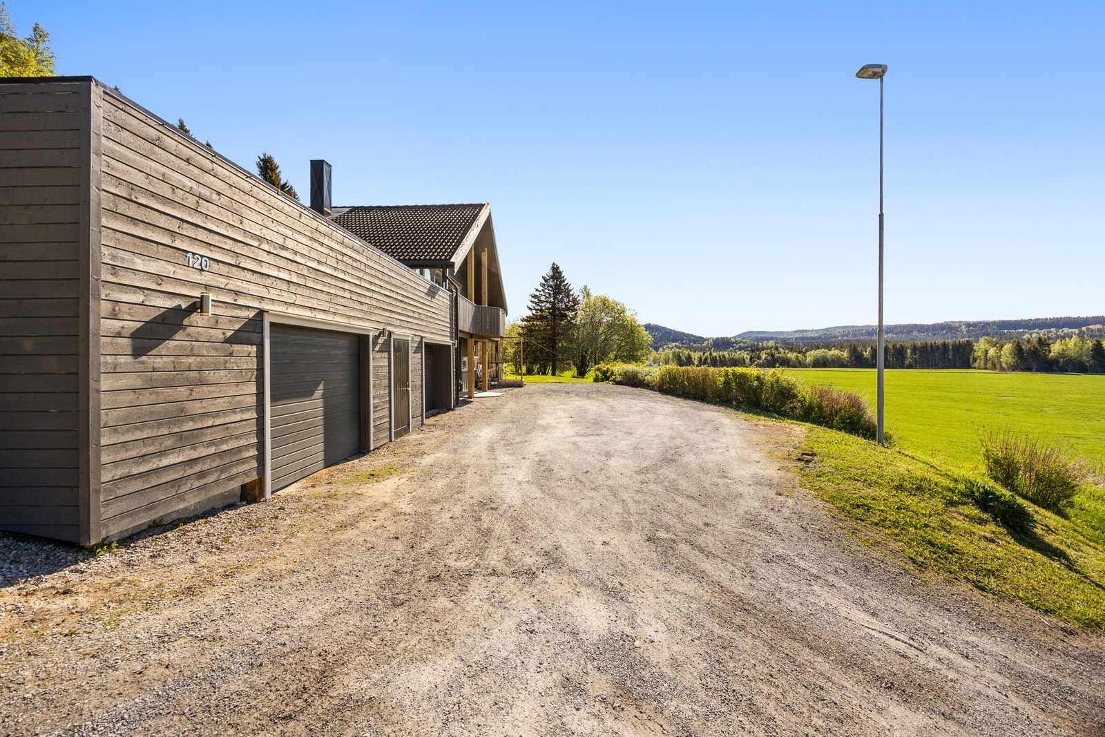 Romslig gårdsplass med oppstillingsplass for flere biler Galleribilde