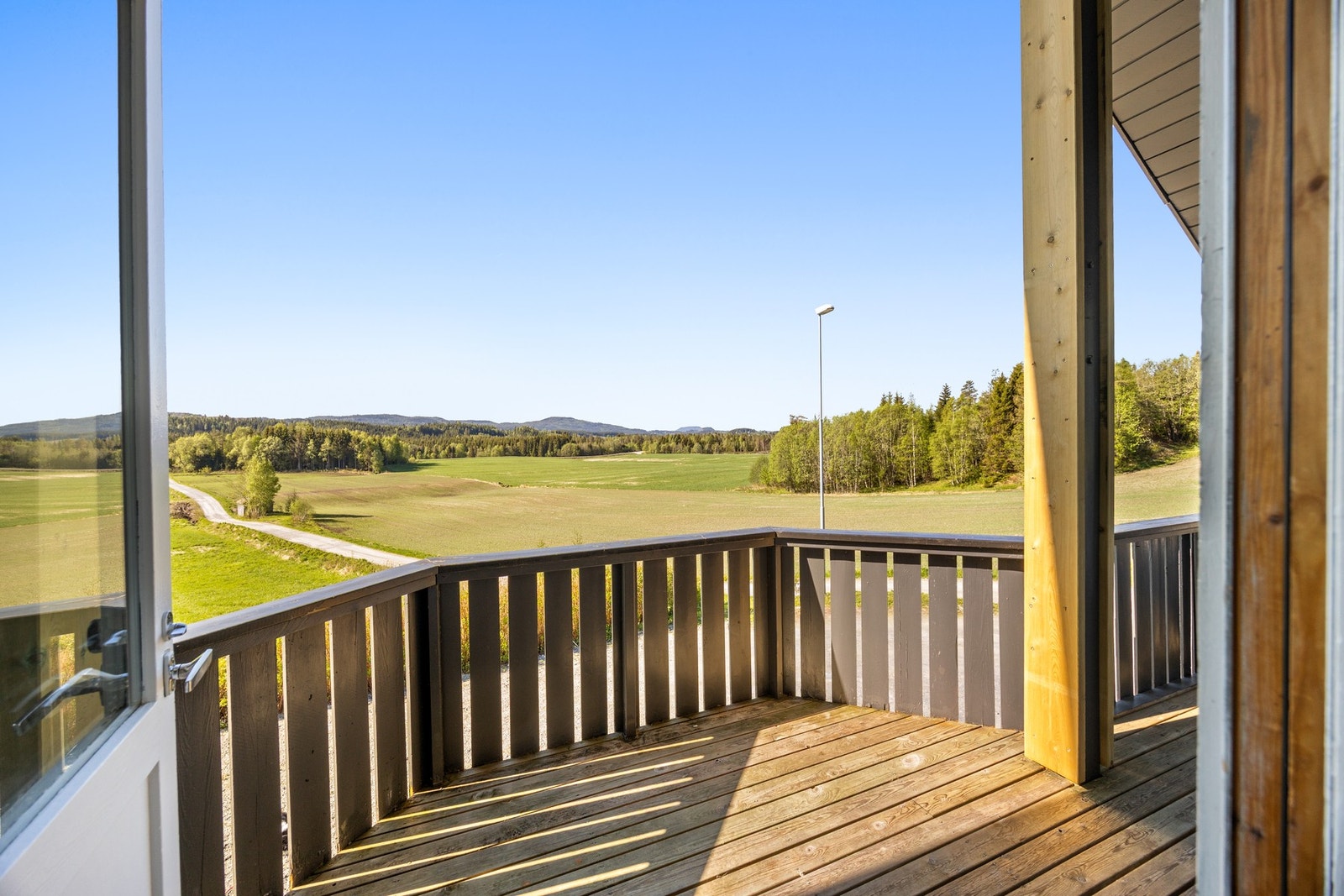 Fra stuen er det utgang til terrasse på ca 14,5 kvm. Galleribilde