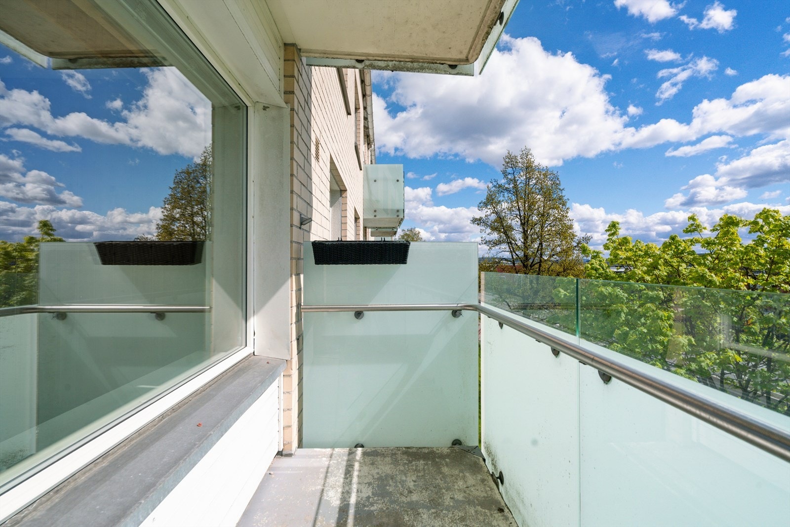 Balkongen tilbyr gode møbleringsmuligheter med plass til ønsket utemøblement. Galleribilde