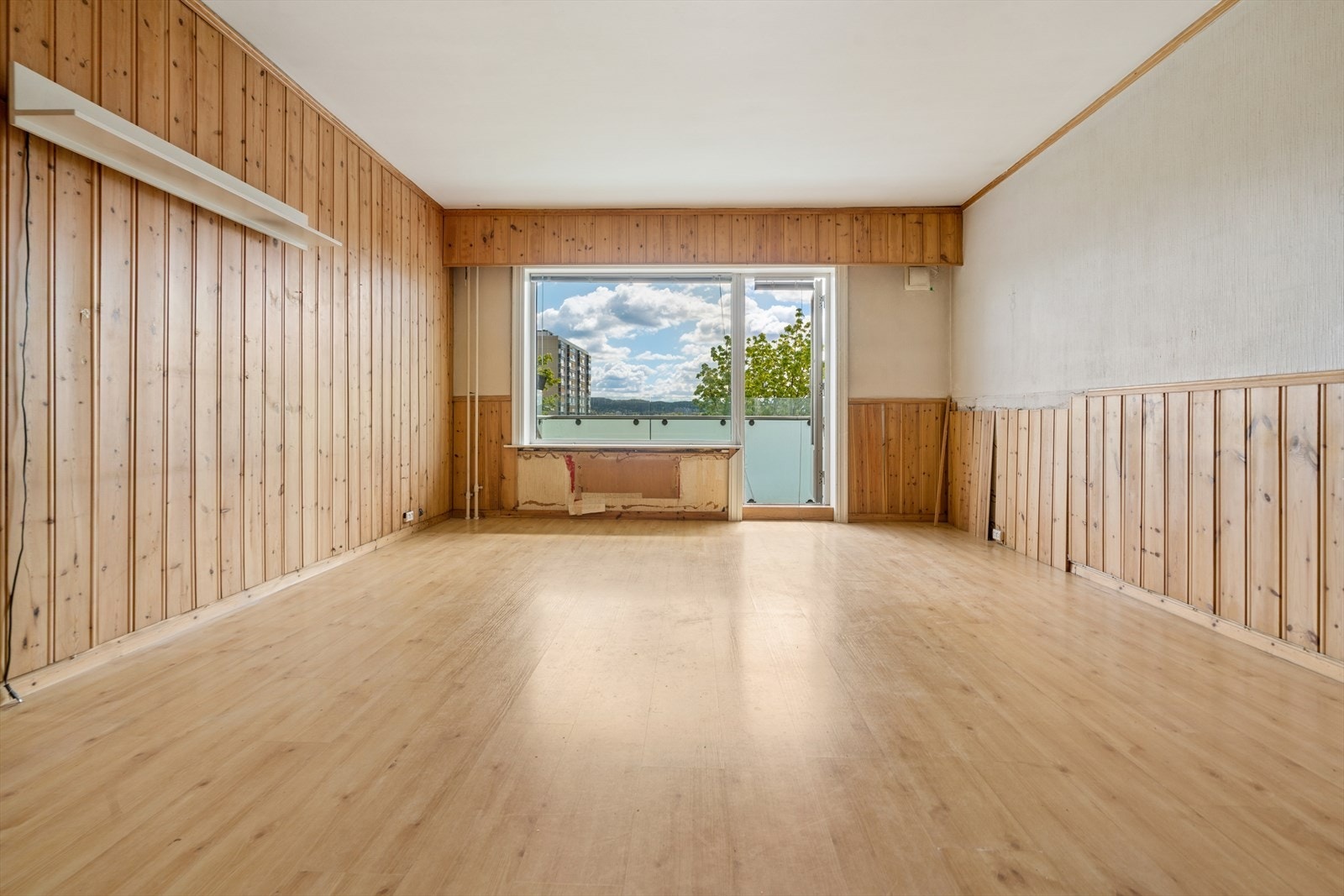 Store vindusflater sørger for rikelig med naturlig lys i stuen. Galleribilde